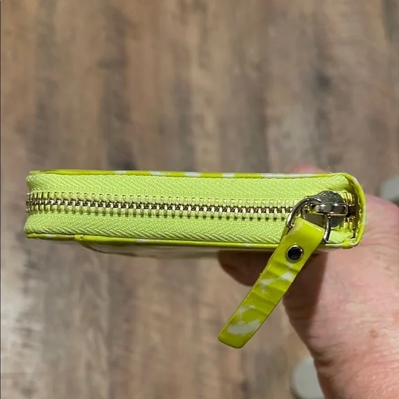 EUC ♠️ Kate Spade Lime Print Zip Wallet Zip Interior Coin Pocket & 12 Card Slots - Picture 10 of 17